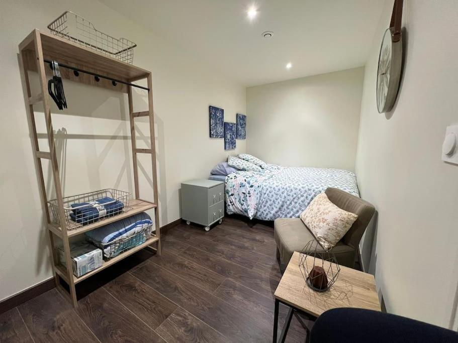 House Blue. Close Of Stade De France. Apartment